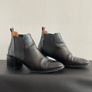 Everlane Black Chelsea Ankle Boot, Size 7